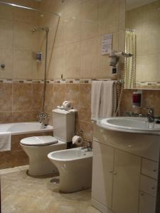 Ванна кімната в Hotel Avenida Praia