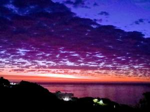 Cape Town的住宿－鑽石屋賓館，日落在水面上