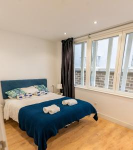 a bedroom with a bed with towels on it at Luz de Cádiz in Cádiz