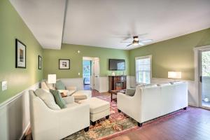 una sala de estar con muebles blancos y paredes verdes. en World Golf Village Resort Escape with Pool Access!, en St. Augustine