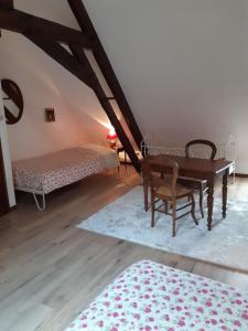 En eller flere senger på et rom på Chambres d'hôtes ''La Grand' Maison''