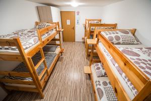 Divstāvu gulta vai divstāvu gultas numurā naktsmītnē Rooms at Trimček