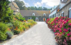 a garden of flowers in front of a building at Chambres d'hôtes ''La Grand' Maison'' in Escalles