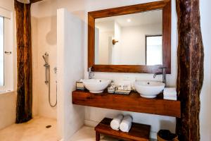 Un baño de Cabanas Tulum- Beach Hotel & Spa