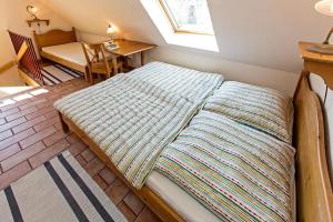 Ce lit se trouve dans un dortoir doté d'une fenêtre et d'une table. dans l'établissement Ferienhaussiedlung Strandperlen Buchenhof 1d (Haustyp I), à Wustrow