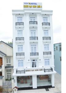 biały budynek z napisem "hotel san zeus" w obiekcie hotel đăng khôi 2 w mieście Châu Đốc