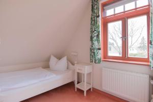 Giường trong phòng chung tại Ferienhaussiedlung Strandperlen Buchenhof 3a (Typ III)