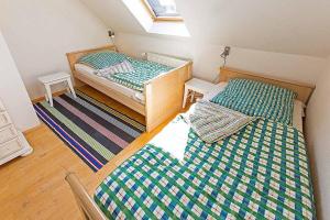 Cette chambre comprend 2 lits et une fenêtre. dans l'établissement Ferienhaussiedlung Strandperlen Weidenhof 5b (Typ VII), à Wustrow
