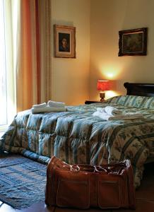 1 dormitorio con 1 cama y 1 maleta en el suelo en B&B Luna Caprese, en Nápoles