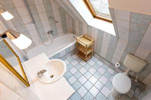 a bathroom with a sink and a toilet and a tub at Ferienhaussiedlung Strandperlen Weidenhof 2a (Typ III) in Wustrow +9 photos