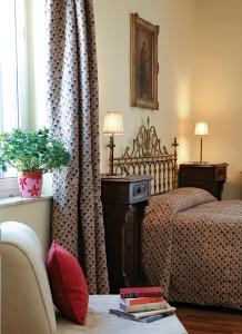 um quarto com 2 camas, uma mesa e uma janela em B&B Luna Caprese em Nápoles