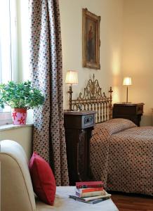 una camera da letto con due letti, un tavolo e una finestra di B&B Luna Caprese a Napoli