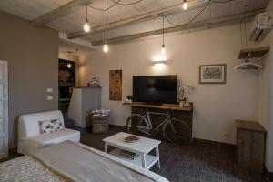 salon z kanapą i telewizorem w obiekcie B&B La Casetta w mieście Aci Bonaccorsi