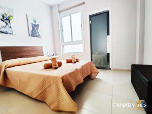 Un dormitorio con una cama con dos ositos de peluche. en WaveGarden Terrace Apartment by Canary365, en Tenoya