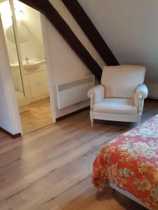 Кровать или кровати в номере Chambres d'hôtes ''La Grand' Maison''