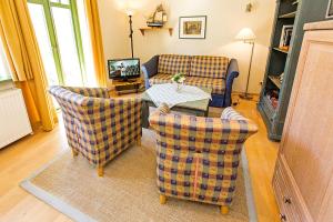 Ferienhaussiedlung Strandperlen Sanddornhof 3d (Typ I) في فاستروم: غرفة معيشة مع كرسيين وطاولة