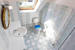 Ferienhaussiedlung Strandperlen Sanddornhof 3d (Typ I) في فاستروم: حمام مع حوض ومرحاض ونافذة +13 صورة