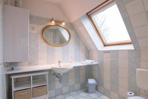 Koupelna v ubytování Ferienhaussiedlung Strandperlen Sanddornhof 7a (Typ VIII) + 10 fotografií