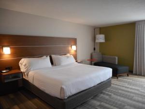 Holiday Inn Express Fairfield, an IHG Hotel tesisinde bir odada yatak veya yataklar