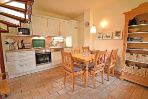 Kuchyň nebo kuchyňský kout v ubytování Ferienhaussiedlung Strandperlen Sanddornhof 2c (Typ II)