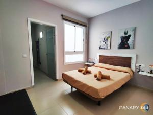 Un dormitorio con una cama grande y una ventana en Intimate and Stilysh Apt, PKG, Self Entry by Canary365, en Tenoya