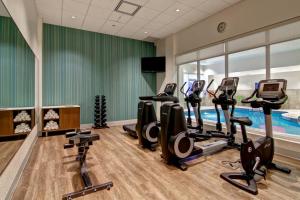 Fitness centrum a/nebo fitness zařízení v ubytování Holiday Inn Express Hotel & Suites Toronto - Markham, an IHG Hotel
