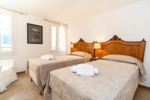 1 dormitorio con 2 camas y 2 ventanas en Ca' Terrazza di Marco Polo, en Venecia
