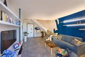 salon z kanapą i niebieską ścianą w obiekcie YourHome - Karme House w mieście Meta