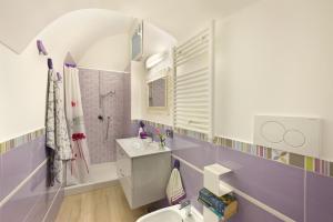 Fioletowa łazienka z umywalką i toaletą w obiekcie YourHome - Karme House w mieście Meta +14 zdjęć
