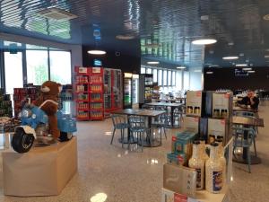 Supermarket nebo jiné obchody v  hotelu nebo okolí
