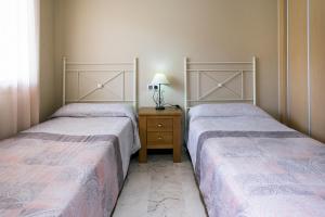 Ένα ή περισσότερα κρεβάτια σε δωμάτιο στο Apartamentos Turísticos La Castilleja +72 φωτογραφίες
