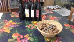 een tafel met flessen wijn en een mand met champignons bij La Casa in Vigna in Tramonti
