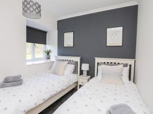 Un pat sau paturi într-o cameră la 5 Porthdafarch South Cottages