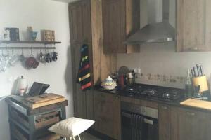 a kitchen with a stove and a counter top at Homestay en Plaza Candelaria, Casco Antiguo in Cádiz