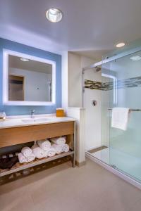 Een badkamer bij EVEN Hotels Sarasota-Lakewood Ranch, an IHG Hotel