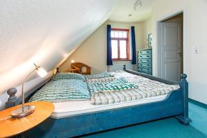 a bedroom with a bed with a table and a window at Ferienhaussiedlung Strandperlen Buchenhof 5a (Typ IV) in Wustrow