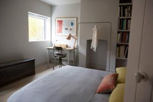 Un pat sau paturi într-o cameră la Sky Room, Rendham (Air Manage Suffolk)