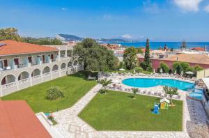 uma vista aérea de um resort com uma piscina em Hotel Palmyra em Argasi