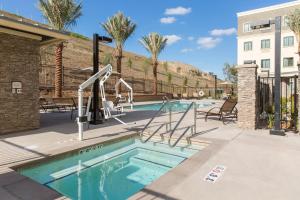 una piscina con scivolo accanto a un edificio di Staybridge Suites Corona South, an IHG Hotel a Corona
