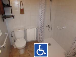 Kupatilo u objektu Apartamentos Rurales Fuente de Marzo