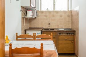 Kuchyň nebo kuchyňský kout v ubytování Villa Roko