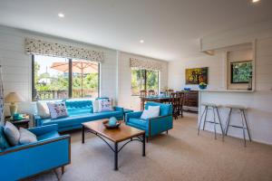 Χώρος καθιστικού στο Franks Treehouse - Oneroa Holiday Home