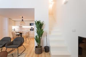 salon oraz kuchnia z krzesłami i stołem w obiekcie FLH Cais Sodré Design Duplex - Ribeira 11 w Lizbonie