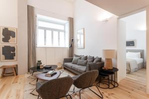 salon z kanapą, krzesłami i łóżkiem w obiekcie FLH Cais Sodré Design Duplex - Ribeira 11 w Lizbonie