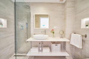łazienka z umywalką i prysznicem w obiekcie PURO BEACH. Charming apartment with jacuzzi. w mieście Torremolinos