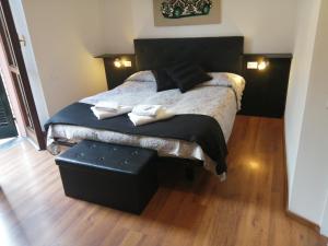 sypialnia z łóżkiem z dwoma ręcznikami w obiekcie Megaride Guest House w Como