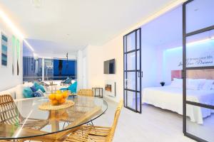 Pokój ze szklanym stołem, krzesłami i łóżkiem w obiekcie PURO BEACH. Charming apartment with jacuzzi. w mieście Torremolinos +34 zdjęcia