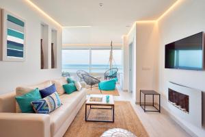 sala de estar con sofá y TV en PURO BEACH. Charming apartment with jacuzzi., en Torremolinos