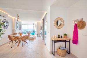 jadalnia i salon ze stołem i krzesłami w obiekcie PURO BEACH. Charming apartment with jacuzzi. w mieście Torremolinos