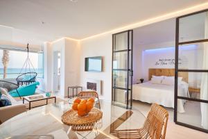 salon z łóżkiem i stołem z pomarańczami w obiekcie PURO BEACH. Charming apartment with jacuzzi. w mieście Torremolinos